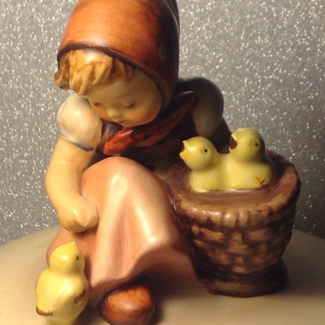 Hummel CANDY DISH "CHICK GIRL" Goebel OLD STYLE BOWL in Arts & Collectibles in Vancouver - Image 2