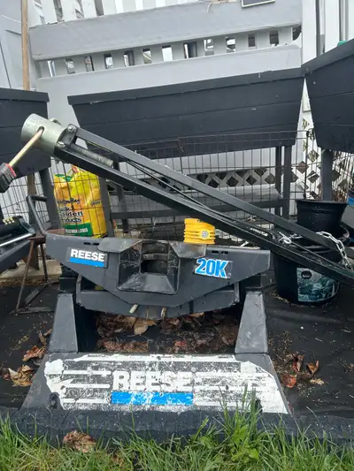 20,000 LBS REESE Swivel/tilt fifth wheel hitch and Reese yellow fifth wheel hitch lock. Tripod is no...