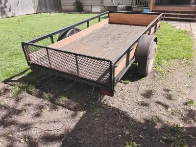 5×10 utility trailer in very good condition, comes with ramps that store under the deck
