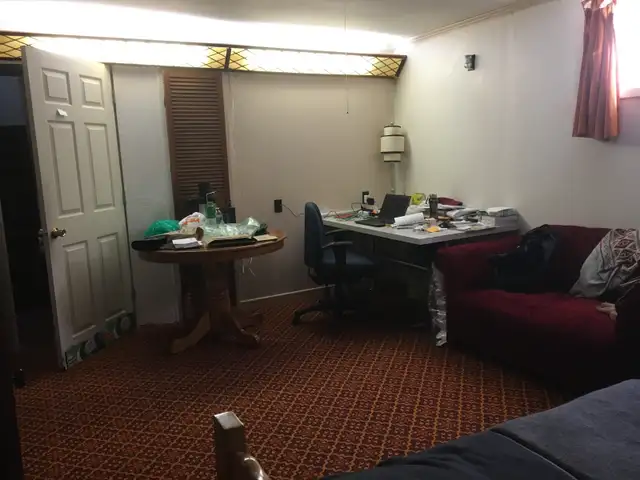 Spacious quiet furnished room close to subway stn