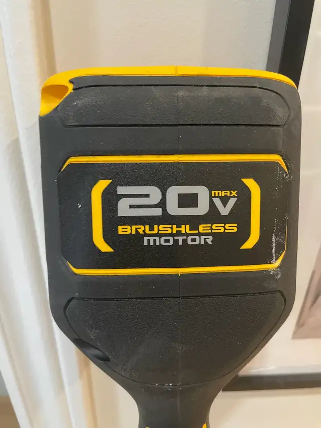 DeWalt Taille bordure in Lawnmowers & Leaf Blowers in City of Montréal - Image 4