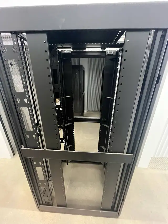 NetShelter racks APC 42U 77” Height63010223994113123
