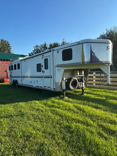 2003 bison 4 horse living quarters with a slide Hay rack Fans in back of trailer Full fridge Air con...