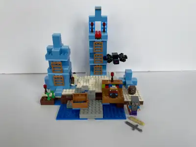 Lego set 21131 The Ice Spikes – 454 Pieces – 2 Minifigs - Minecraft This set complete with the excep...