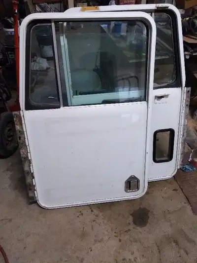Reduced! now 100$ kenworth truck doors, off of a 89 kenworth t-800. passager side is air powered. gl...