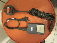 Canon camera battery charger with 110 Volt and 220 Volt cables