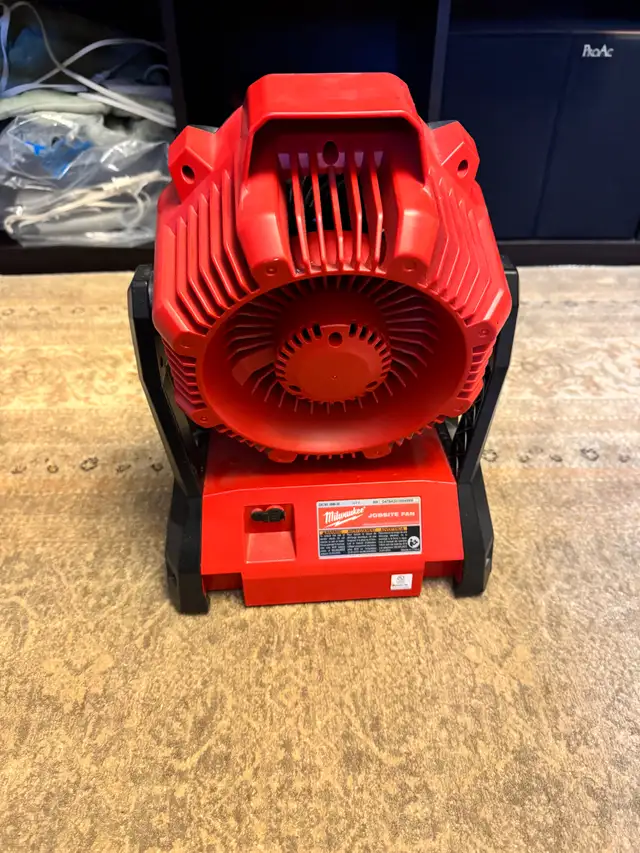 Milwaukee M18 Jobsite Fan - LIKE NEW in Power Tools in Oakville / Halton Region - Image 5