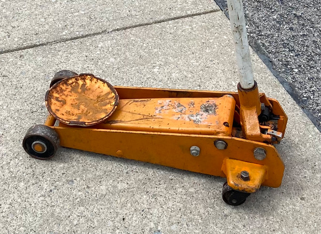 FLOOR JACK in Hand Tools in Hamilton - Image 3