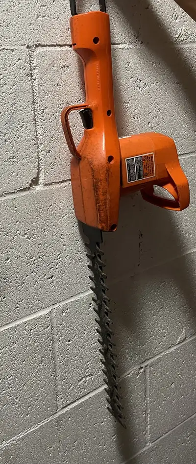 Black and Decker hedge trimmer 330 mm (13”) double edge hedge trimmer head Used but good condition J...