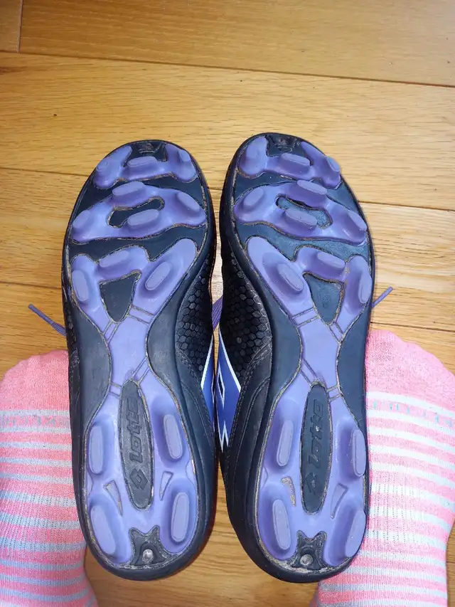 Soccer cleats size 8 women's in Soccer in Ottawa - Image 3