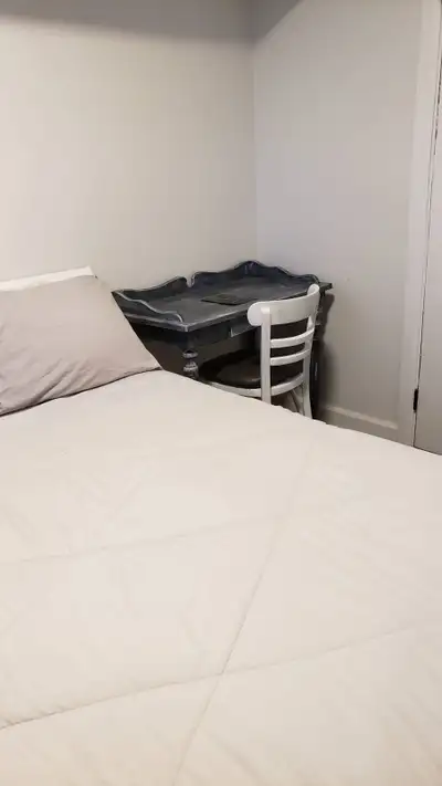 Chambre meublée à louer – tout inclus, située dans le secteur recherché de Vimont à Laval. La chambr...