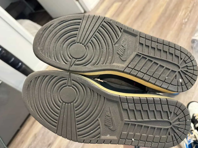 Jordan 1 Retro Low OG SP Travis Scott Mocha in Men's Shoes in City of Toronto - Image 5