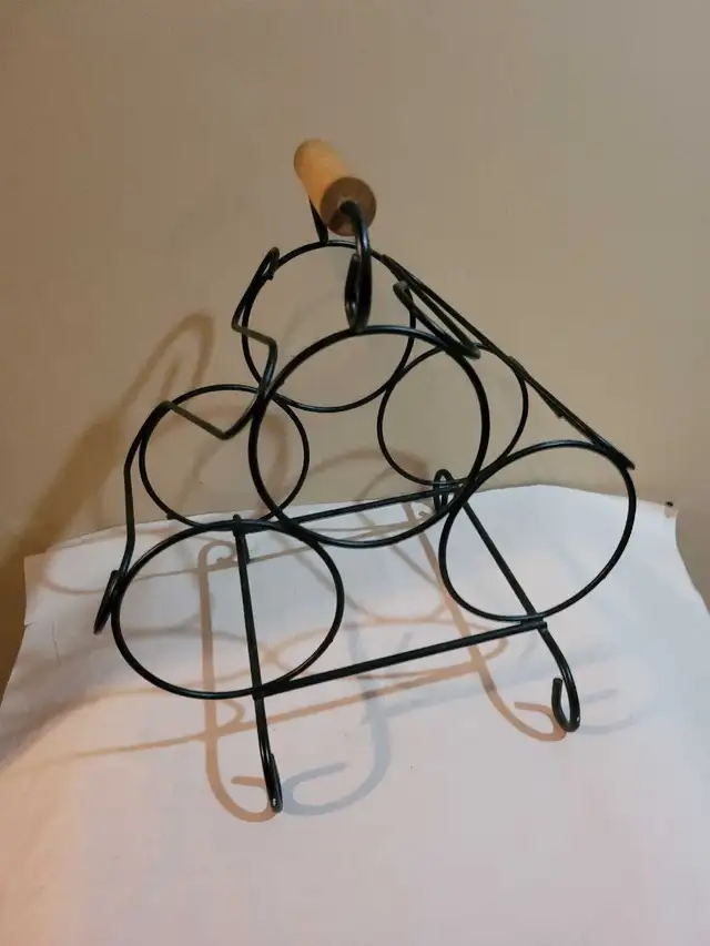 Metal Wine Bottle Holder in Kitchen & Dining Wares in Kitchener / Waterloo - Image 2