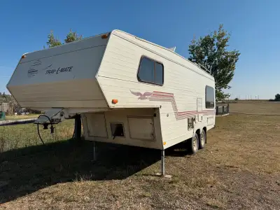 Fifth wheel for sale! Everything works! Clean inside. Don’t need it anymore! Easy to live in it all...