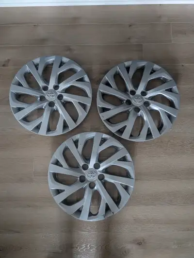 3 cap de roues (enjoliveurs) 17 pouces de large Toyota