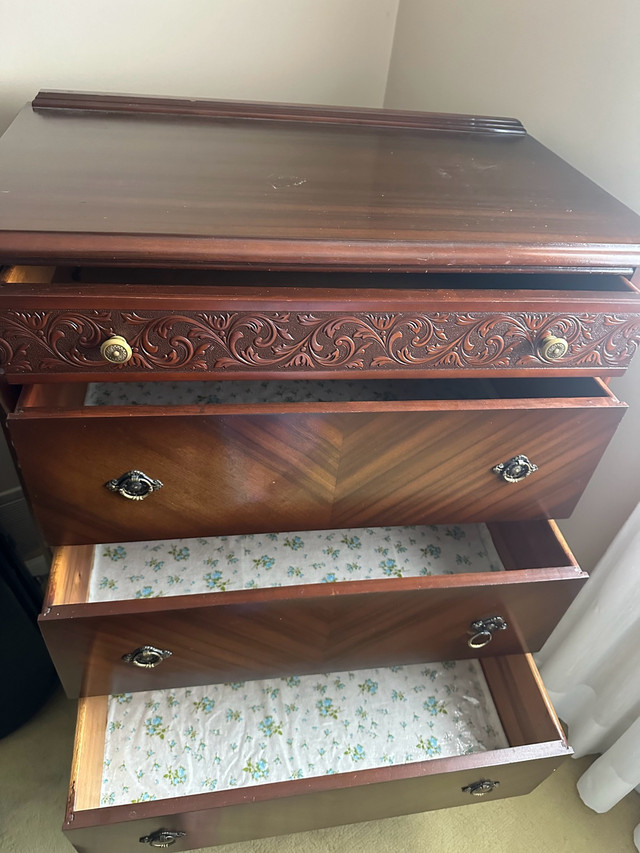 Antique wooden dresser in Dressers & Wardrobes in Mississauga / Peel Region - Image 2