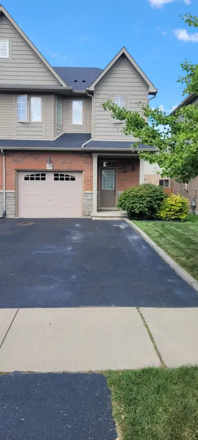 Rent: $825/month (Includes utilities, internet, 1 parking space, and laundry – evenings/weekends onl...