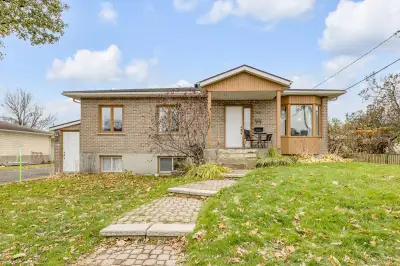 Ce magnifique immeuble offre un grand logement principal de type 6 1/2 (3 chambres et 2 salles de ba...