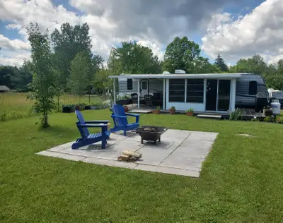 Experience stress-free seasonal living with this beautifully maintained 2020 Jayco Jay Flight 38FDDS...