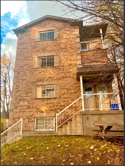 Huge 17 foot long bedrooms!! Free Wifi | Close to Universities!