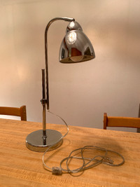 Adjustable chrome desk lamp – Lampe de bureau chromée ajustable
