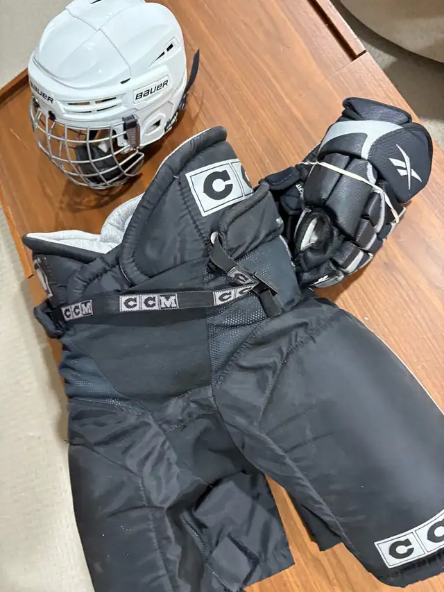 kids hockey gear  in Hockey in Guelph - Image 2