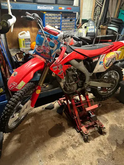 starts and runs great rebuilt motor 100 hours ago recently had new water pump shaft and seal replace...
