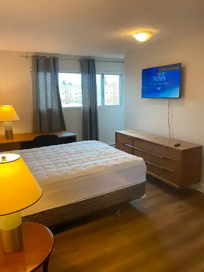 Private furnished room, queen size bed, dresser, desk, with responsible clean housemates Students/ i...