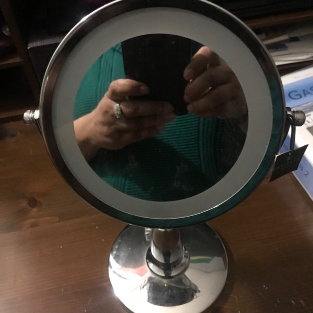 Dual side lighted vanity mirror  in Home Décor & Accents in City of Toronto - Image 2