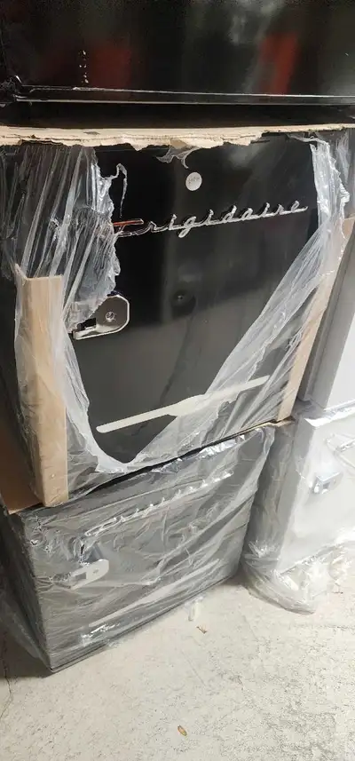 (BLACK) RETRO MINI FRIDGE RETRO Frigidaire 1.6 cu. ft - ON SALE, View more