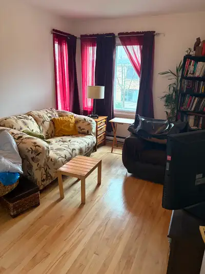 5 1/2 a louer pour Juillet. Lappartement a 3 chambres a coucher et est situé a l’étage supérieur d’u...
