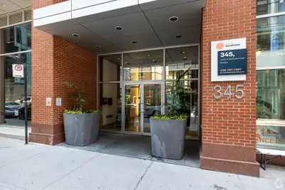 Bonjour, Je quitte Montréal et je libère ma chambre avec salle de bain privée à la résidence Mosaïqu...