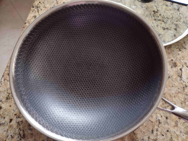 Wok Pan 13 inch, Stainless Steel Stir-fry, Non Stick Honeycomb in Kitchen & Dining Wares in Markham / York Region - Image 2