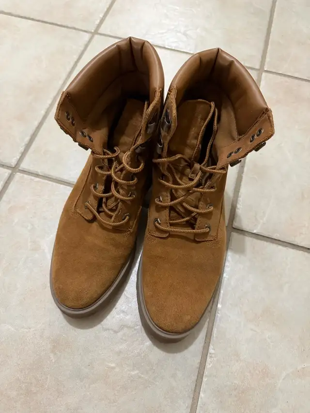 Timberland Boots - Women’s Sz 10 in Women's - Shoes in Markham / York Region - Image 3