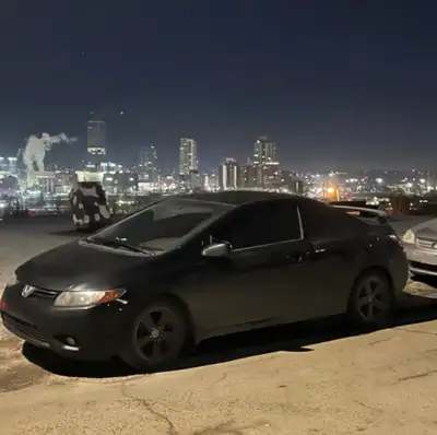 2008 Honda civic coup manual, only 240k clutch in perfect condition, no rust, aftermarket Bluetooth...