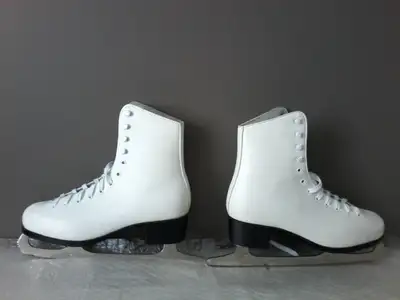1 ère paire de patin à glace artistique blanc pour femmes marque CCM Compétition (grandeur 8-8.5)(lo...