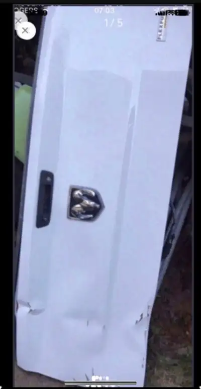 haillon de Dodge ram 2011 et plus avec caméra de recul d origine 350$