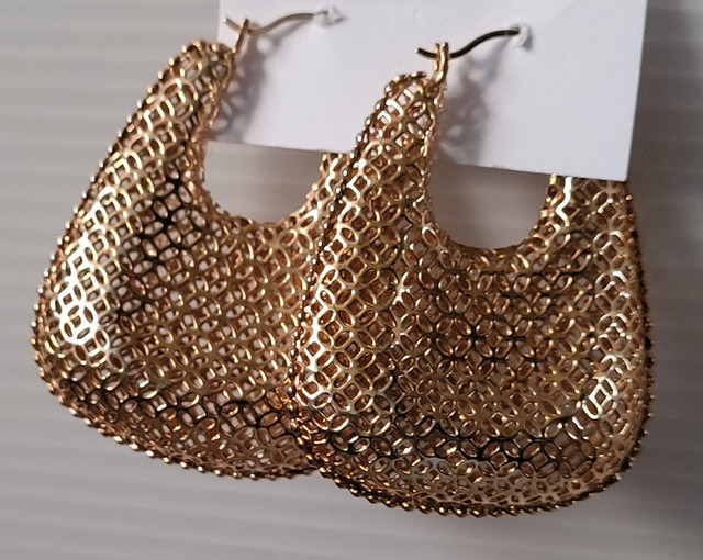 Gold Tone Handbag Shaped Filigree Hoop Earrings in Jewellery & Watches in Oshawa / Durham Region - Image 4