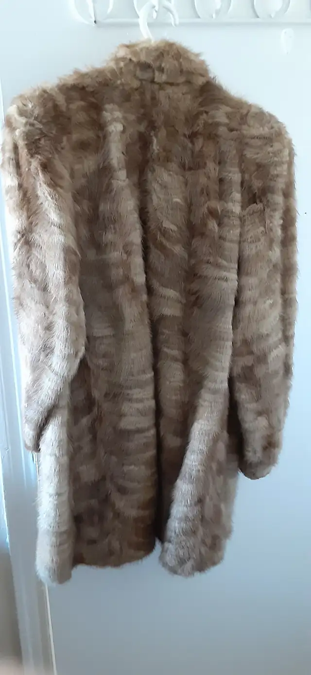 Manteau de fourrure / fur coat in Women's - Tops & Outerwear in City of Montréal - Image 3
