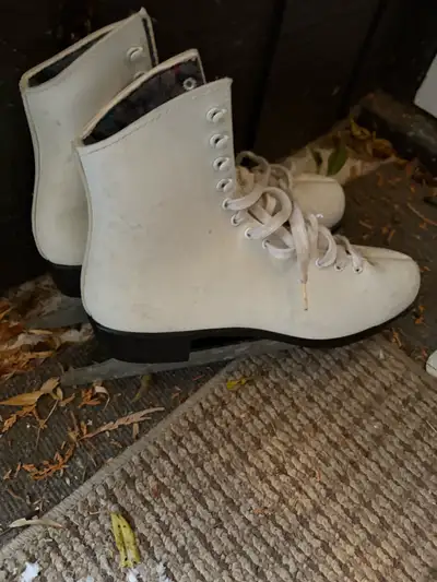 Ladies Figure skates size 9, great for recreational skating. These skates have been used but are sti...