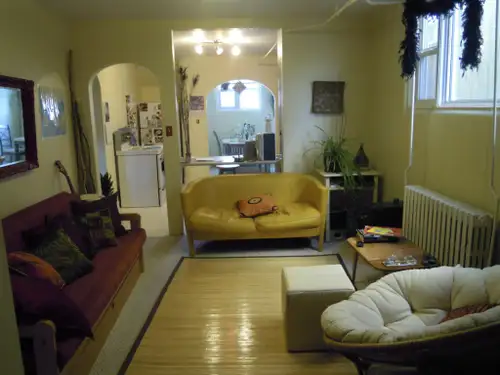 This is a bright stylish well-maintained large one bedroom Lower main suite. The is a pet free home....