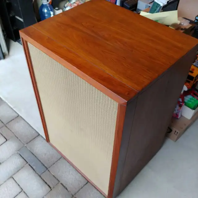 Vintage Speaker Cabinet in Speakers in Markham / York Region - Image 3