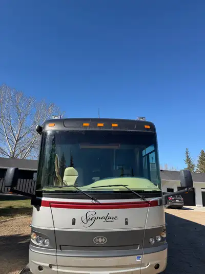 Signature Triple E Freightliner 2009 Diesel Great shape low km Always wintered indoors $75,000 obo