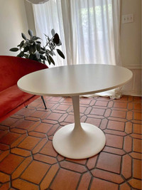 Round Top Dining Table with Pedestal Base in Tulip Design |