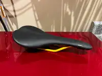 Fabric Scoop Flat saddle