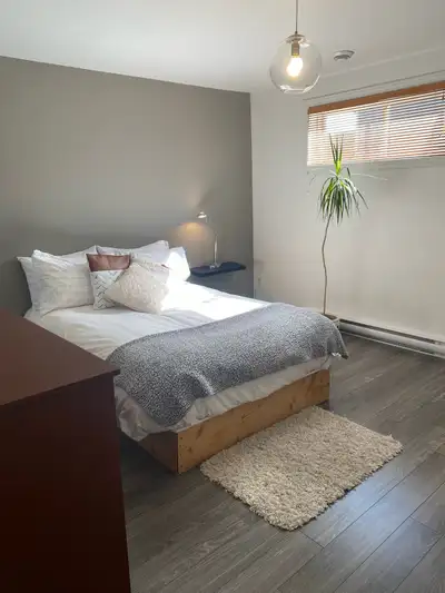 Idéale pour étudiant ou travailleur Disponible du dimanche soir au vendredi Chambre situé dans mon s...