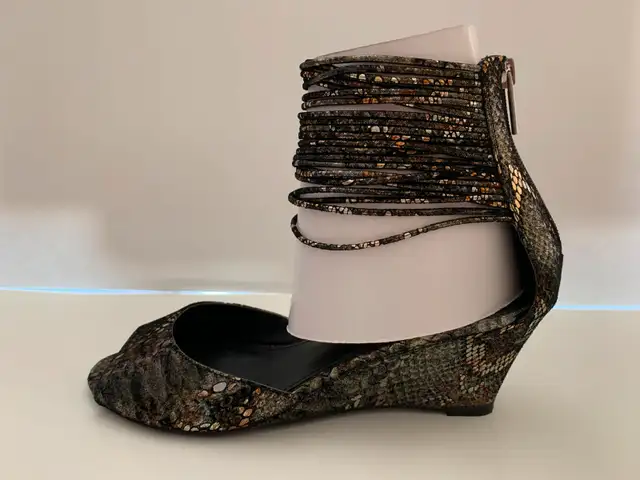 Fashionable  Italian Wedge Sandals in Women's - Shoes in Gatineau - Image 4