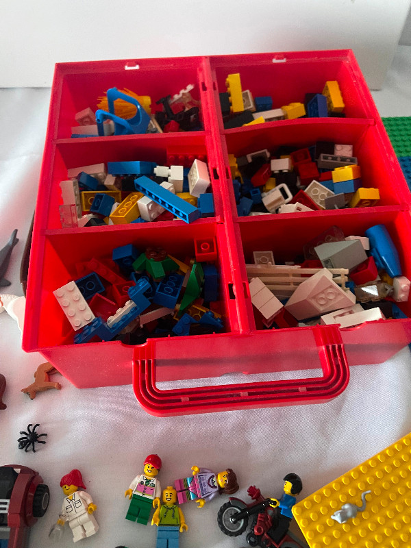LEGO, LEGOS, Pick and Build – Bricks and Mini figures, base dans Jouets et jeux  à Ville de Montréal - Image 2