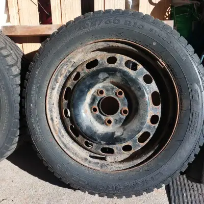 205/60/ R 16 ''pouces pour mazda 3 Années 2022 ,5 trous . Quatres pneus.