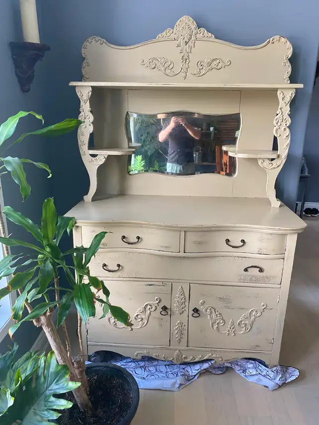 Antique Hutch in Hutches & Display Cabinets in Kawartha Lakes - Image 2